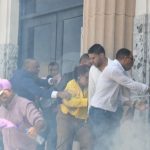 Incidente frente al Palacio de Justicia: manifestantes rompen cristales y policías lanzan bombas lacrimógenas